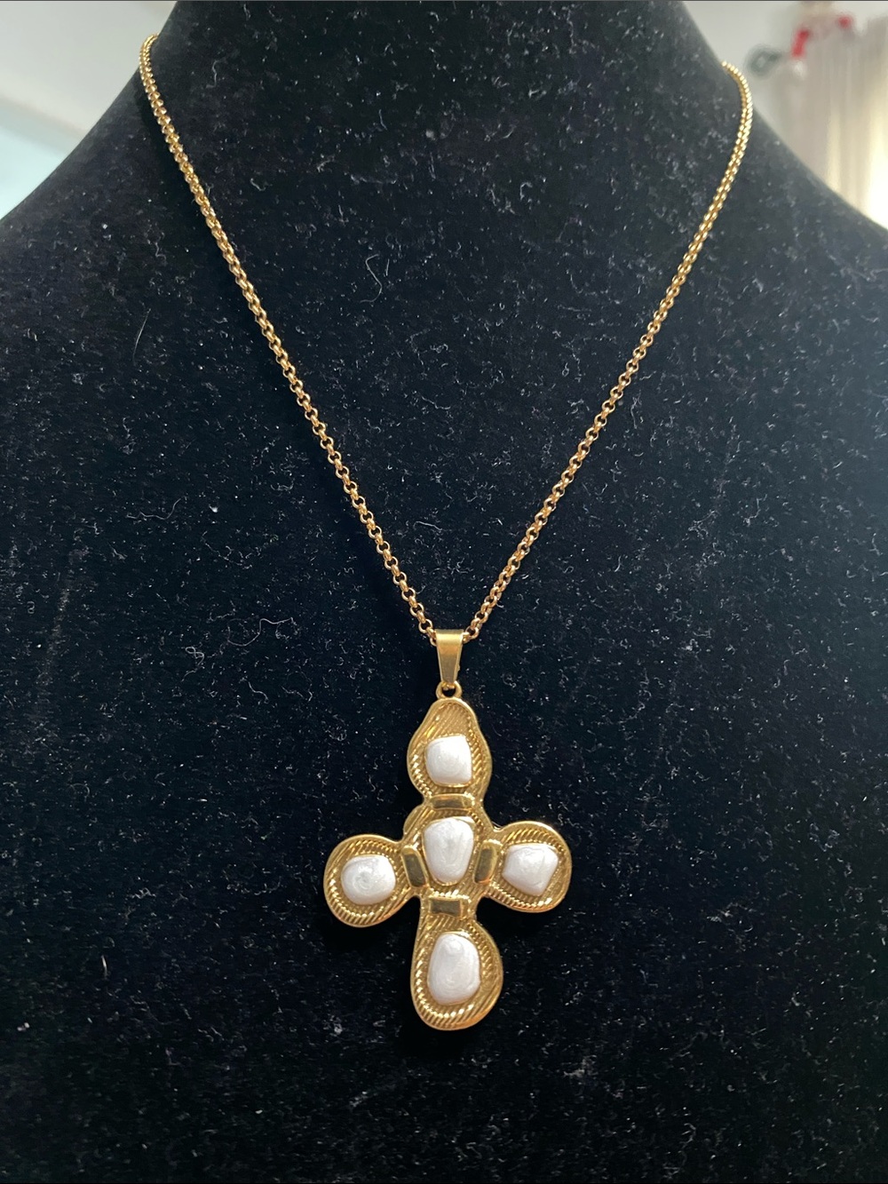 18KGoldP Cross Pendant Necklace with Enamel Cabochon